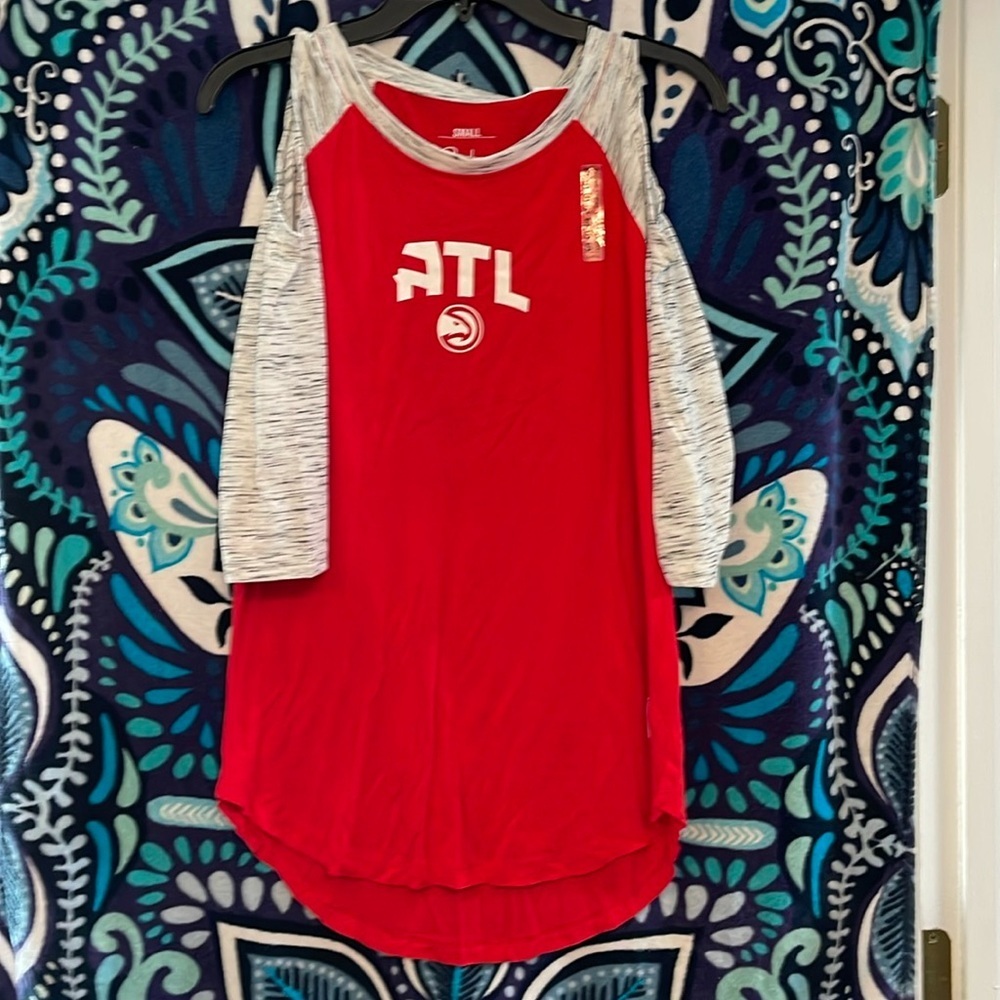 NWT Pressbox Atl Hawks cold shoulder shirt